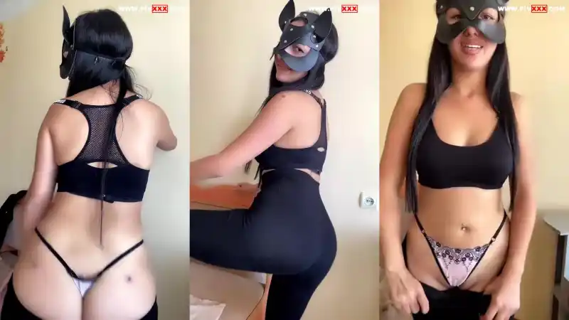 Asena tango cat maskesiyle kalçalarını sallayıp amını elliyor | porno türbanlı (Sansürsüz)