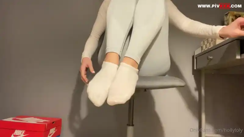 Ayak içeriği diye ölüp bitiyordu bazılarınız – holly loly – türbanlı nude (Türkçe Altyazılı)