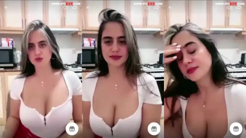 Ayşe elbi canlıda memelerini açıp saçını düzeltiyor – türk porno türbanlı (Türkçe Altyazılı)