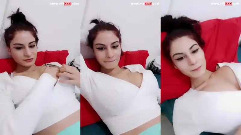 Beste burul tangoda memelerini açıp yatakta poz veriyor – HD türk türbanlı pornoları