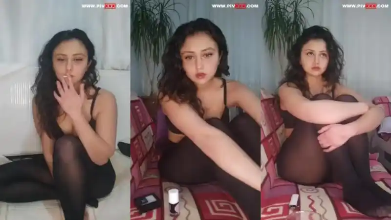 Bigass tango yayınında külotlu çorabıyla poz verip makyaj yapıyor : türk porno (Bedava)