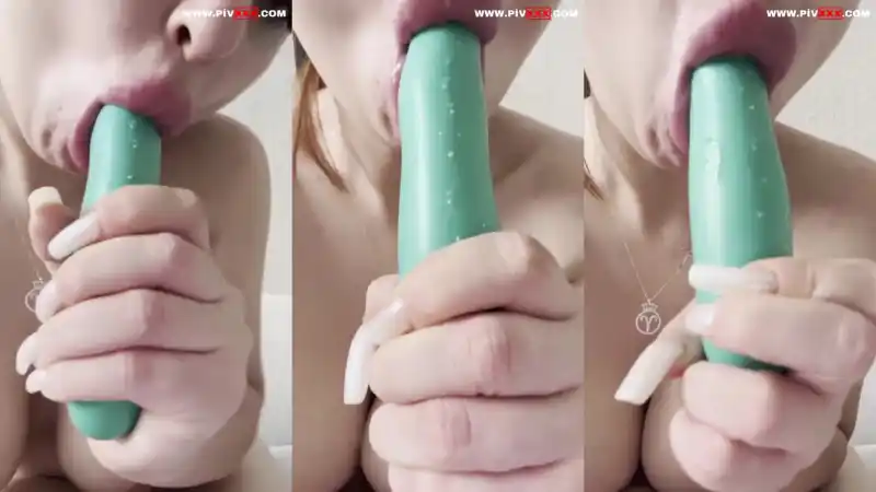 Biricik tango yeşil dildoyu ağzına sokup yalıyor – Bedava porno türk türbanlı