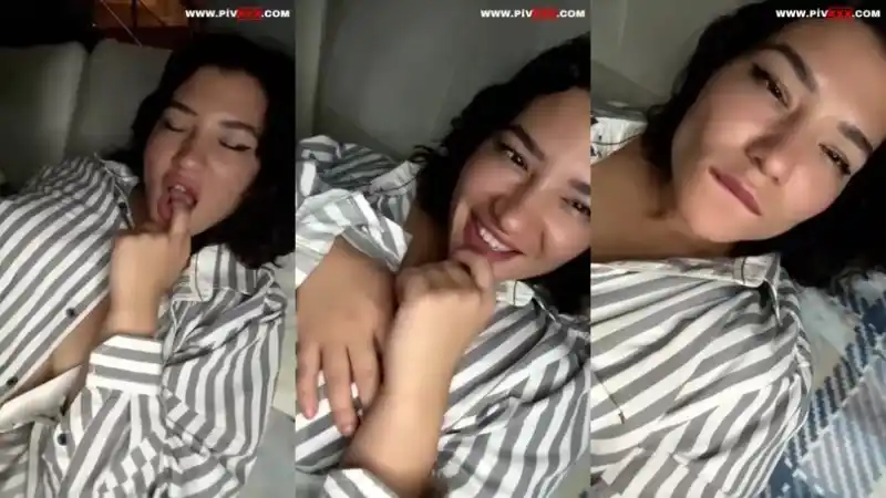 Burcu yıldız yatakta gömleğini açıp göğüsleriyle oynuyor | türbanlı türk porno (Türkçe Altyazılı)