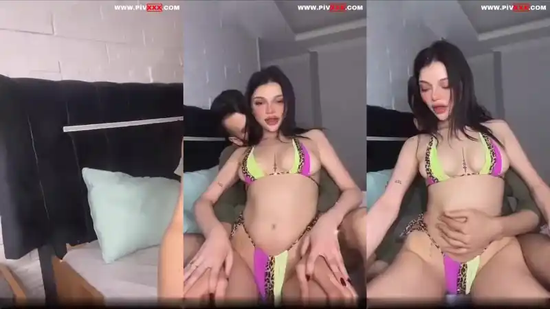 Cerhawk bikiniyle erkeğin kucağında oturup dokunarak oynuyor yarağına sürtünüyor : türbanlı sotwe (HD)