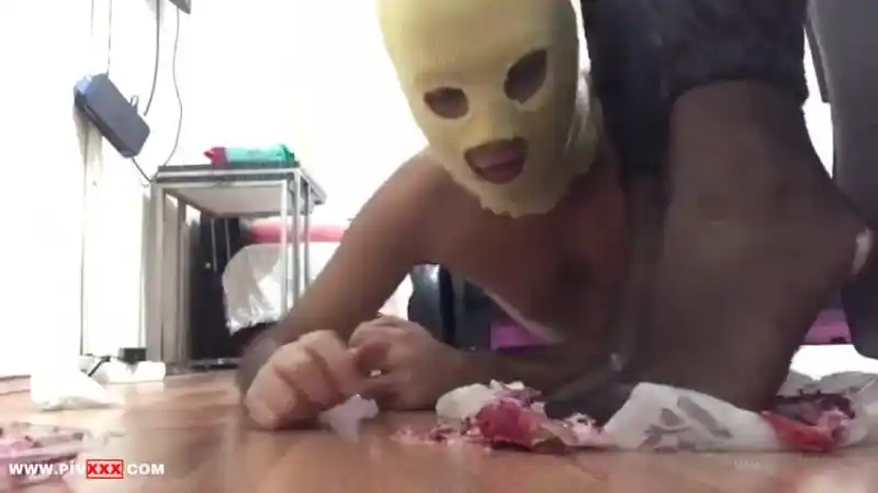 Doğum günü pastasını ayaklarımdan yedi şanslı köle – Yeni 2026 porno türbanlı