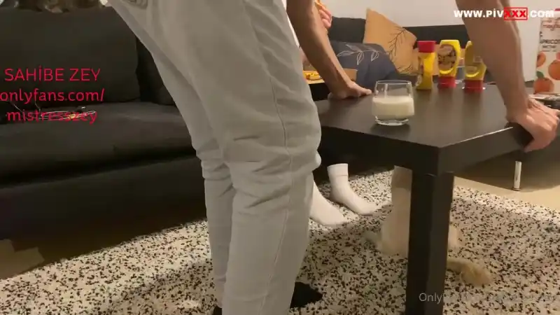 Evde 1 kedi̇ 2 köpek besli̇yorum : türbanlı sakso (Full İzle)