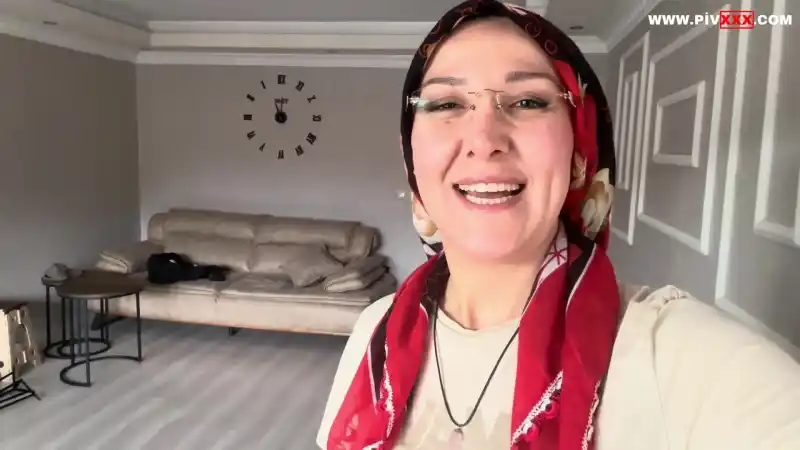 Fatma balkonda halıyı köpürterek yıkıyor, eğilip domalıyor : türbanlı sotwe (Full İzle)