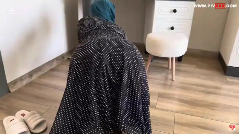 Fatma ile her telden evde süpürgeyle ayaklarını sergiliyor – porno türbanlı türk (Bedava)