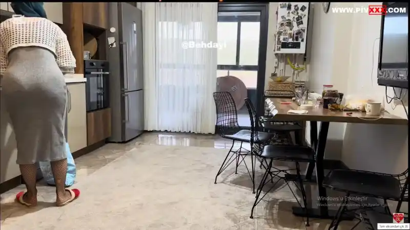 Fatma ile her telden mutfakta eğilip kalçasını sergiliyor, türbanlı hatun azdırıcı pozlar veriyor – Türkçe Altyazılı türbanlı pornoları