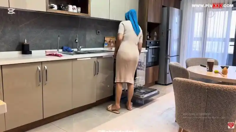 Fatma ile her telden seksi elbisesiyle kalça yanaklarını sergiliyor – Yeni 2026 türk porno türbanlı