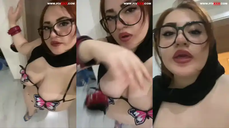 Gözlüklü türbanlıyken memelerini açıp götünü sergiliyor – HD türbanlı porno izle