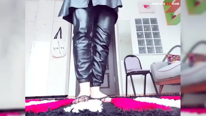 Hepinizi kölem ve ayağımın fetişi yapacağım • queen salome – Türkçe Altyazılı türbanlı porn