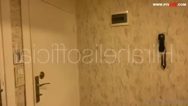 Hira helis önce eve çağırıp kur yapıyor sonra sakso çekiyor yarağı yalayıp ağzına alıyor sikişiyor : türbanlı pornolar (Türkçe Altyazılı)