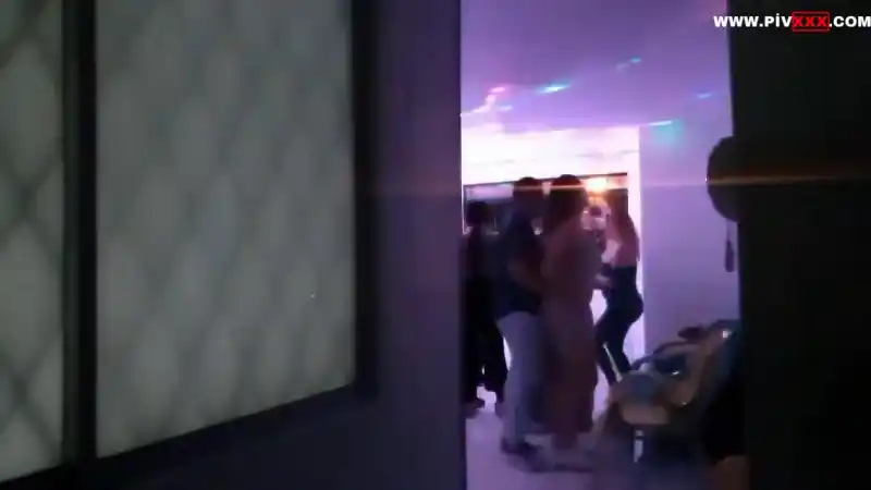 Hollandadan gelen türk çift gittikleri partide ankara havasında oynarken ayakta sikişiyorlar – Sansürsüz türbanlı