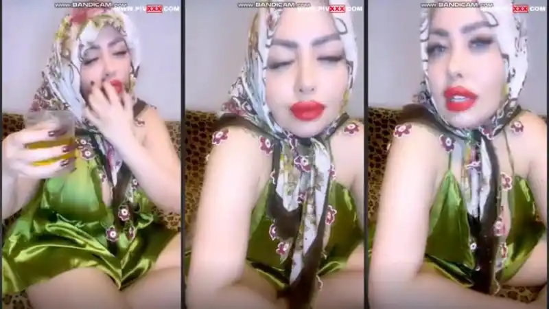 Ilçin karagöz tangoda türbanlı yeşil satende poz verip içki içiyor – Full İzle türbanlı sex