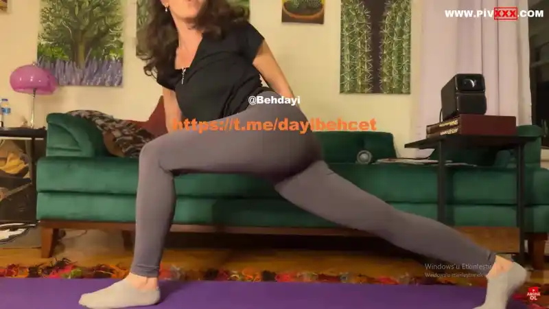 Karolin fişekçi yoga yaparken ayaklarını sergiliyor, taytıyla azdırıcı pozlar veriyor : türbanlı sakso (Türkçe Altyazılı)