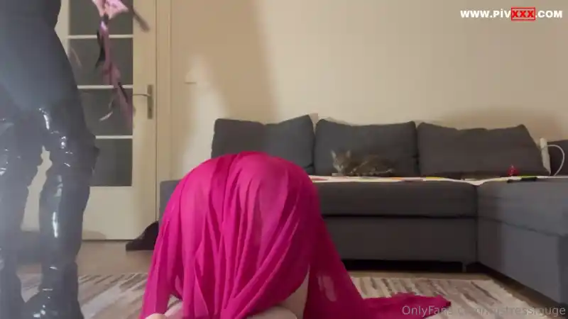 Köleyi kadın kılığıına sokup dövdük – Full İzle türbanlı porno izle