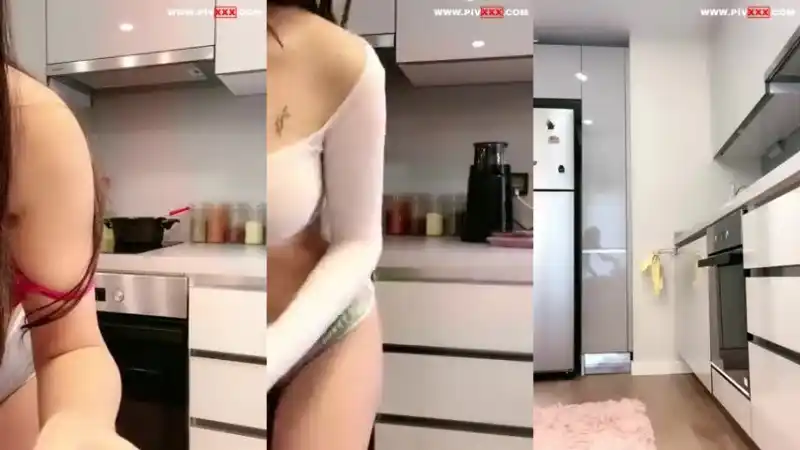 Mercedes sena mutfakta seksi dansıyla şov yapıyor, külotunu indirip kıçını sallıyor – Full İzle porno türbanlı