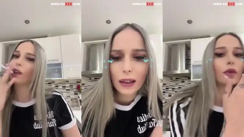 Merve sanay mutfakta telefonuyla seksi pozlar veriyor – Türkçe Altyazılı türbanlı sakso