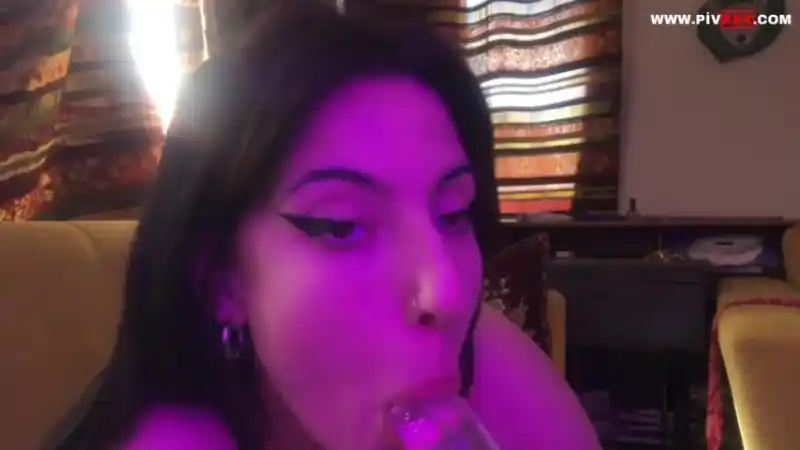 Nadeiline mor ışıkta dildoyu emiyor – Yeni 2026 türbanlı pornosu