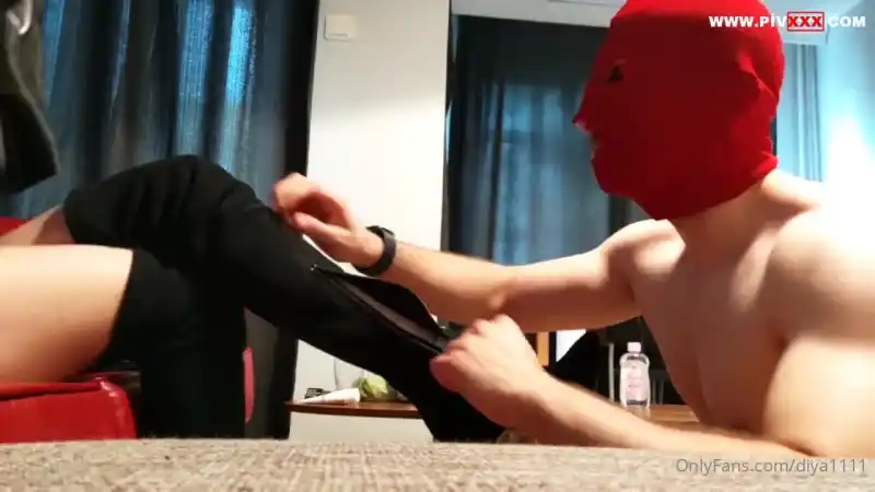 porno izle: Ayak yalatma ve yüze oturma [Bedava]