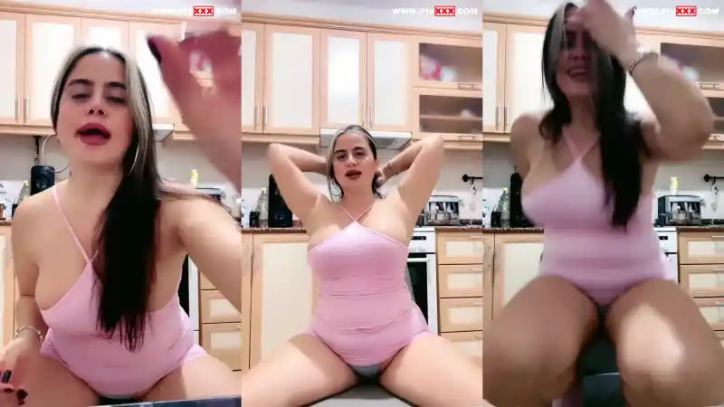 porno izle: Ayşe elbi mutfakta seksi dans edip kalçalarını sallıyor [Yeni 2026]