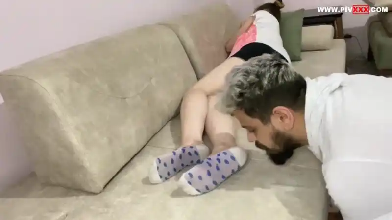 porno izle: Uyuyan kizin ayaklarini koklarken yakalaniyor [HD]