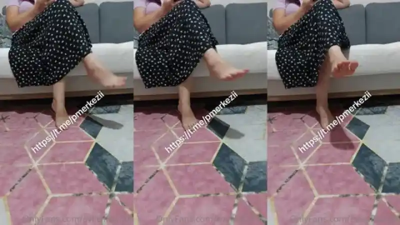 Salonda oturan karısının çıplak ayaklarını çekiyor Türk ifşa reddit : türbanlı seks (Yeni 2026)