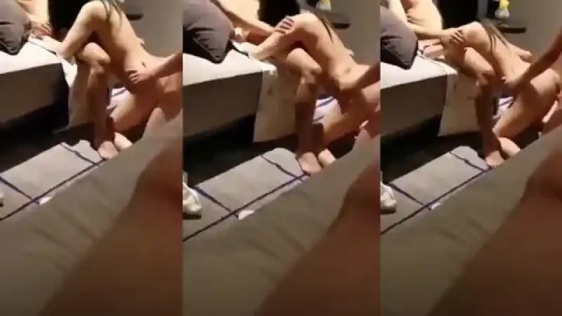 Sevgilisini iki erkeğe siktirip kendi izliyor Türk ifşa x | türbanlı seks (Türkçe Altyazılı)