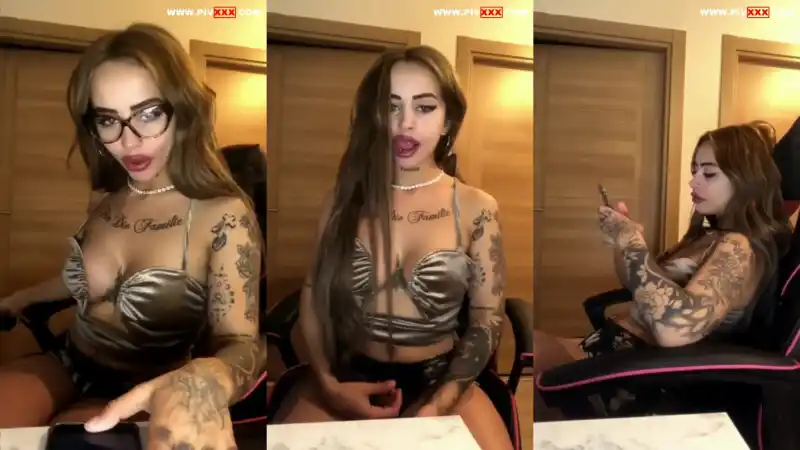 Shawty dövmeli vücuduyla telefonla oynarken azgın bakışlar atıyor – Yeni 2026 türbanlı nude