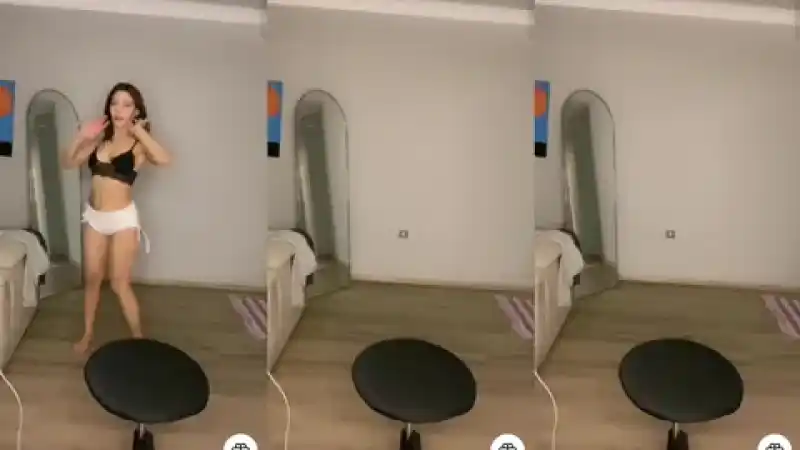 Sıkı kalçalı kaltak kısacık şortla dekolte veriyor Ifşahane | porno türbanlı (Full İzle)