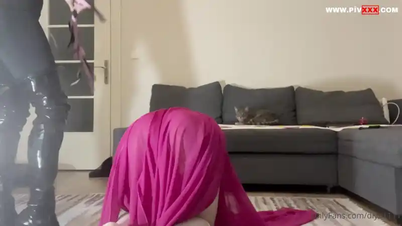 Sissy köleyi domaltıp kırbaçladık – Bedava türk porno
