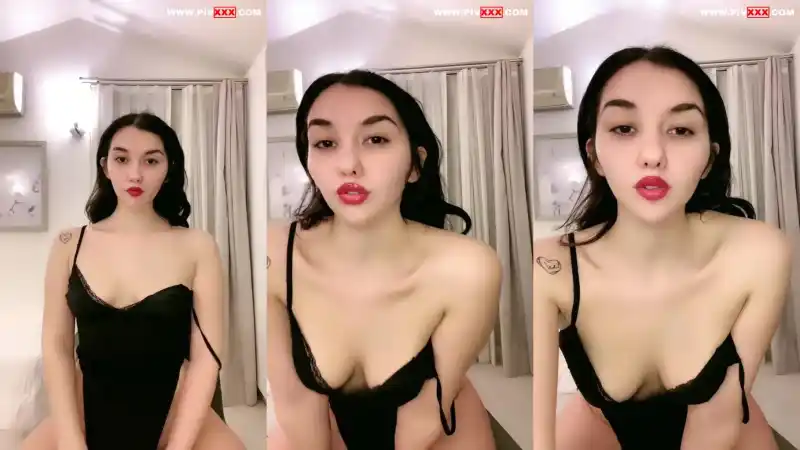 Tango aymila siyah bodysuitle memelerini açıp poz veriyor : türbanlı ifşa (Bedava)