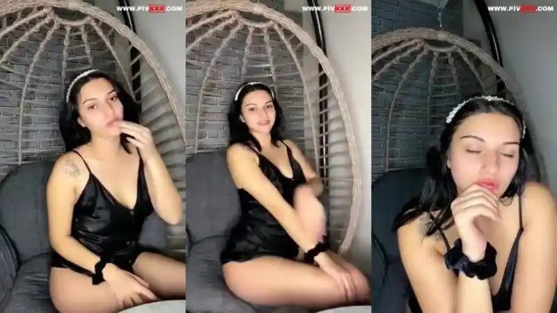 Tango bloom siyah gecelikle sandalyesinde poz verip cilve yapıyor – Bedava porno izle