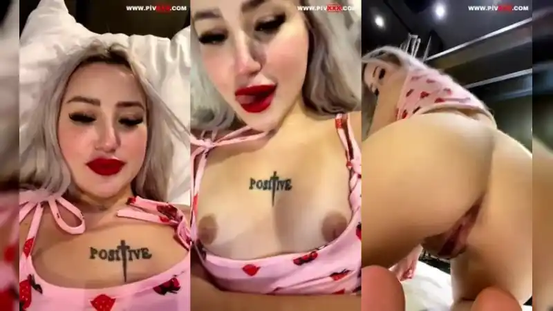 Tango lara pembe tangasıyla yatakta soyunup amını açıyor : türk türbanlı pornoları (Bedava)