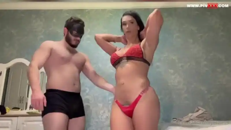 Trans queenle olgun adam ile sikişiyor | porno türbanlı (Sansürsüz)
