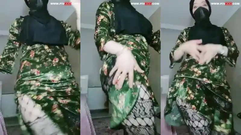 Türbanlı boncuk tangoda eteğini kaldırıp çoraplarını açıyor – HD türbanlı sikiş