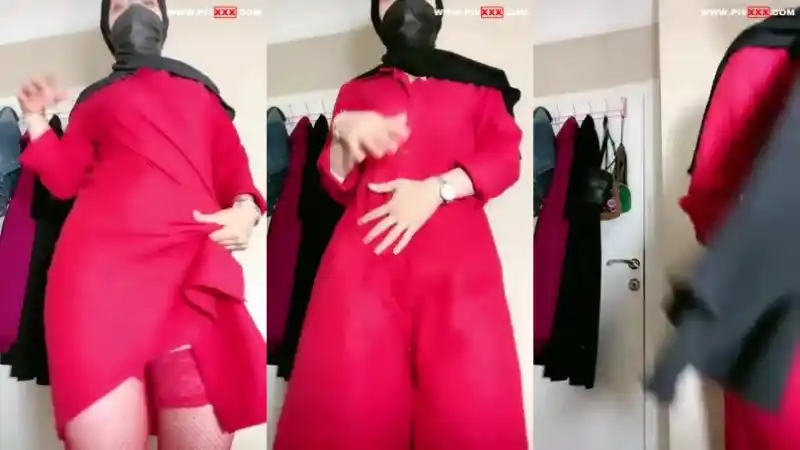 Türbanlı boncuk tangoda eteğini kaldırıp götünü açıyor – Türkçe Altyazılı türk porno