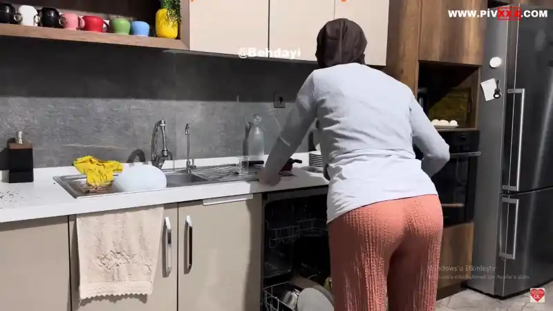 Türbanlı fatma mutfakta bükülüp kalçalarını sallıyor, her telden azgınlık – HD türbanlı pornosu