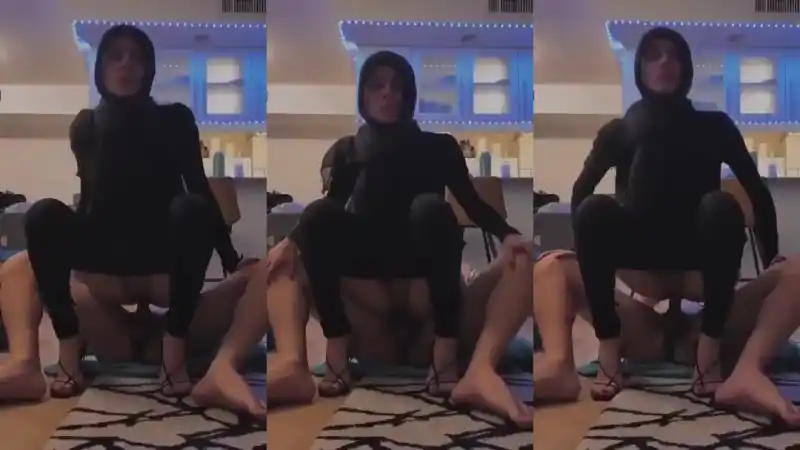 türbanlı ifşa twitter: Türbanlı genç kız yarrak üstünde squat yapıyor [HD]