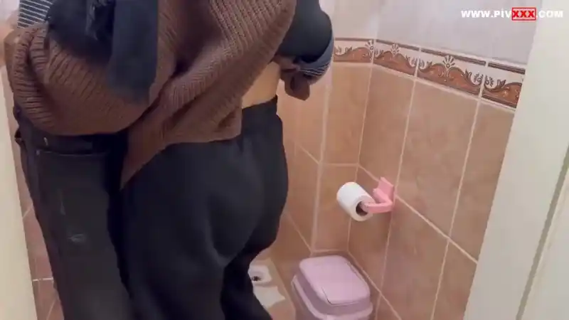 Türbanlı kadını şantiye tuvaletinde sikiyor – Türkçe Altyazılı türk porno türbanlı