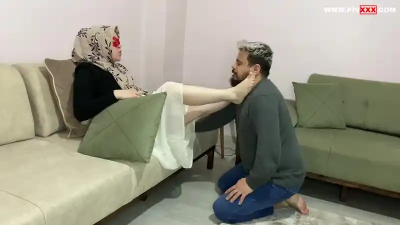 Türbanli krali̇çe kölesi̇ne acimiyor | türbanlı pornosu (Sansürsüz)