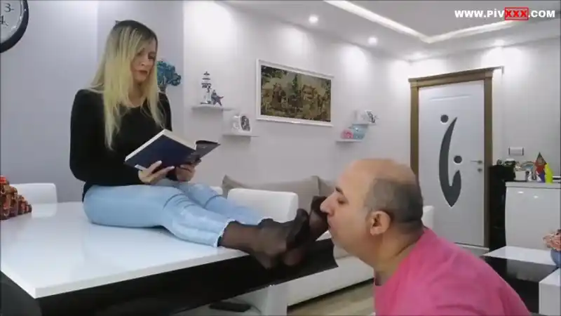 türbanlı porn: Ben kitap okurken sen ayaklarımla ilgileneceksin [Türkçe Altyazılı]