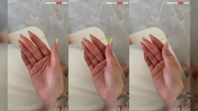 türbanlı porn: Simge barankoğlu amcığını parmaklıyor [Sansürsüz]
