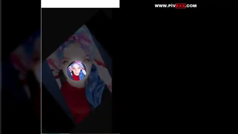 türbanlı porn: Türbanlı boncuk tangoda memelerini açıp okşuyor [Full İzle]