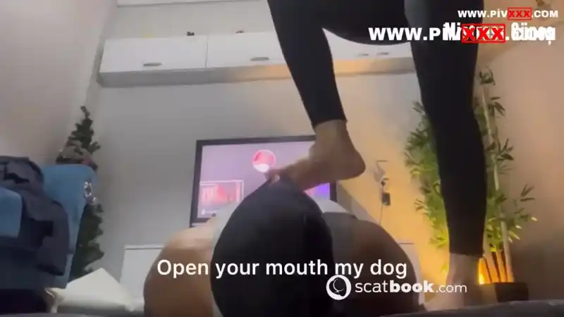 türbanlı porn: Türk sahibe kölesini ayak yalatarak cezalandırıp bok yediriyor [Sansürsüz]