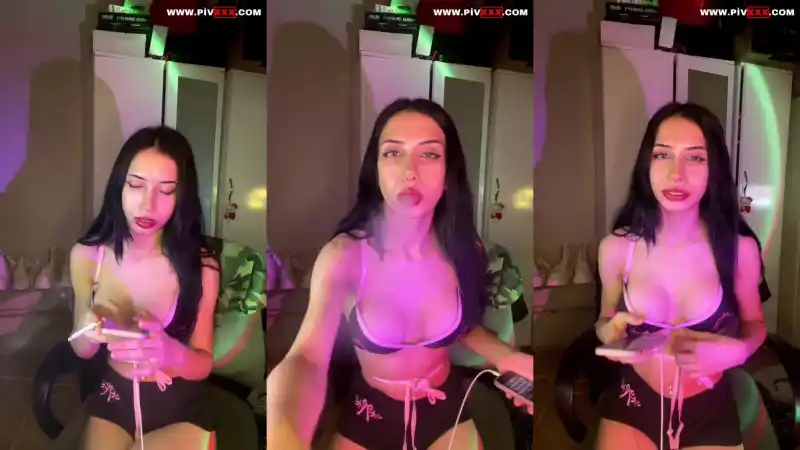 türbanlı pornolar: Lola tangoda dildosunu yalayıp memelerini okşuyor [Sansürsüz]