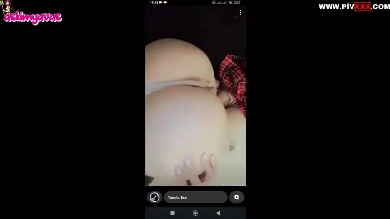 türbanlı pornolar: Snapte soyunan ateşli piliç pempesini gösteriyor [HD]