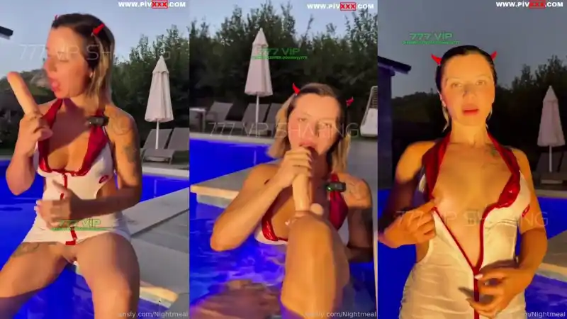 türbanlı pornosu: Şeytan kostümlü nightmeal havuzda dev dildo emiyor ve yalıyor [Türkçe Altyazılı]