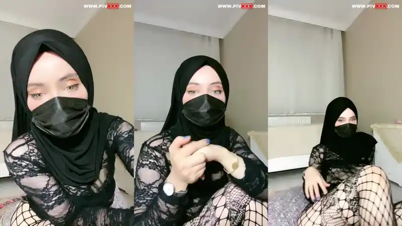 türbanlı pornosu: Türbanlı boncuk tangoda seksi pozlar verip kalçalarını açıyor [Sansürsüz]